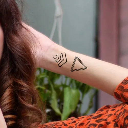 Vista 3 de Juego de 2 calcomanías de tatuaje temporal pequeñas, formas geométricas minimalistas, diseños de triángulos negros para mano, cuello, cara, muñeca
