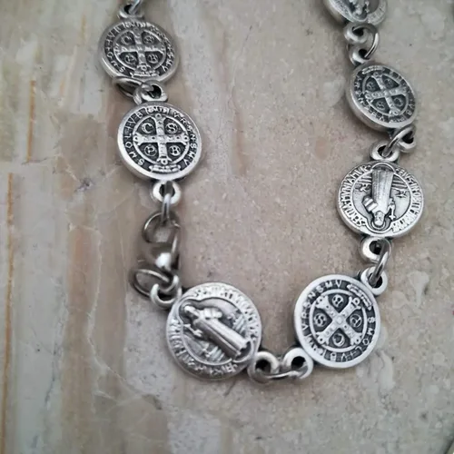 Vista 4 de Collar con rosario, medallas de San Miguel y San Benito, collar católico para hombres, mujeres y niños, regalo religioso