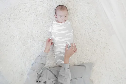 Vista 4 de BaeBae Goods Juego de 4 mantas para envolver al bebé, para niños y niñas, hechas de algodón suave (0-3 meses)