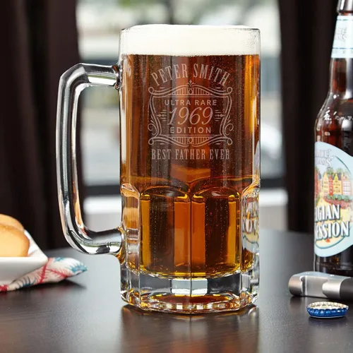 Vista 7 de HomeWetBar Taza de cerveza personalizada con mango de vidrio, vaso de cerveza colosal grabado (33 onzas)