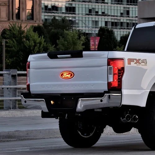 Vista 4 de Emblema LED Luminix de Putco para portón trasero ovalado rojo - Compatible con Ford Super Duty F250 / F350 / F450 2017-2019, todos los modelos