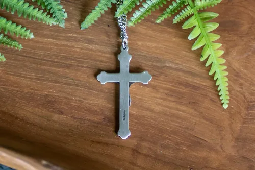 Vista 7 de Heartland - Colgante de plata de ley con crucifijo para hombre con detalles de plata antigua, bordes de barra transversal + caja de regalo de cadena