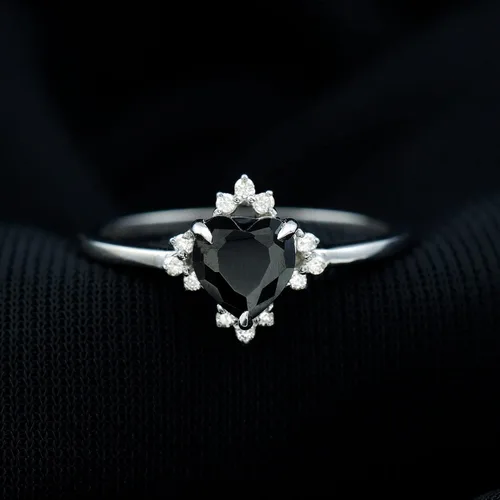 Vista 6 de Anillo de promesa de ónix negro con forma de corazón certificado con moissanita 1 pieza Calidad AAA