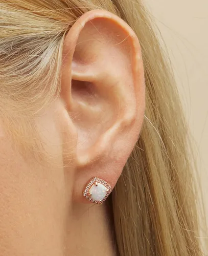 Vista 2 de Barzel Aretes de Tuerca de Ópalo Blanco Creado Chapados en Oro Blanco para Mujeres - Fabricado en Brasil