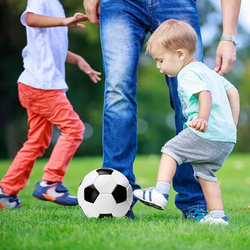 Vista 8 de INPODAK Balón de fútbol para niños pequeños, tamaño 3, pelotas clásicas en blanco y negro para niños de 2 a 8 años con bomba, bolsa de malla y caja