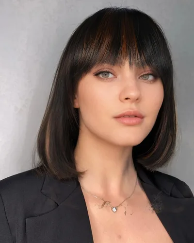Vista 15 de YYHR Peluca corta estilo Bob con flequillo de 10 pulgadas, pelucas de cabello sintético lacio Yaki claro, pelucas cortas de corte Bob negro con 1b