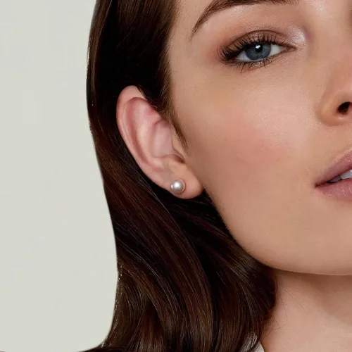 Vista 2 de THE PEARL SOURCE Aretes de perlas reales de Akoya japonesas blancas para mujer, aretes de oro de 14 quilates, hipoalergénicos con perlas cultivadas