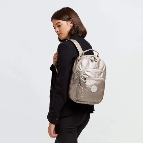 Vista 44 de Kipling Mochila pequeña Seoul para mujer, duradera, correas acolchadas para el hombro con funda para tableta, bolsa, Firma Emb, Mochila para tableta