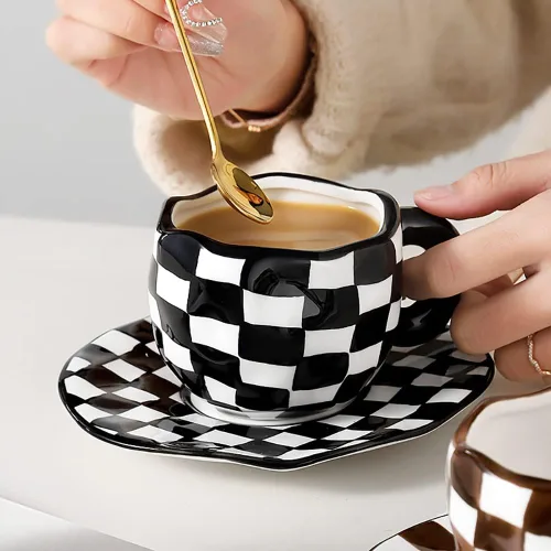 Vista 4 de Noviko Taza de Cerámica a Cuadros Juego de Taza de Té y Platillo de 10 onzas