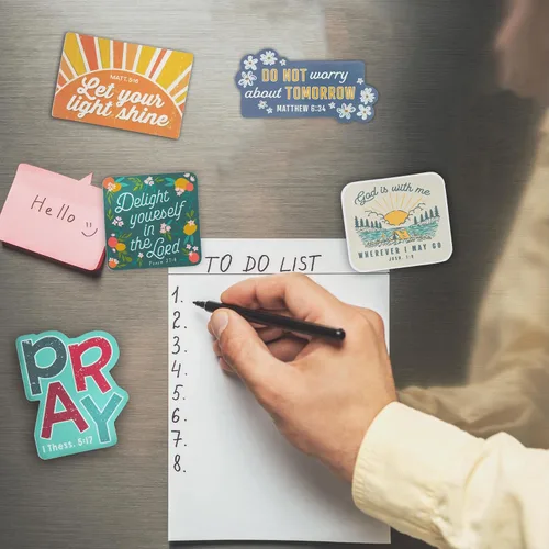 Vista 4 de Christian Art Gifts Imán inspirador de escritura para refrigerador para hombres y mujeres con versículo bíblico: Dios está conmigo, diseño de escena