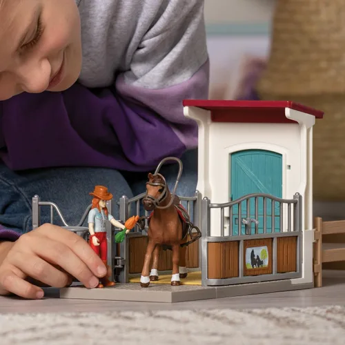 Vista 9 de Schleich Horse Club - Juego de juguetes de caballo de 25 piezas Hannah y Cayenne con caballeriza y accesorios - Etiqueta de nombre de establo