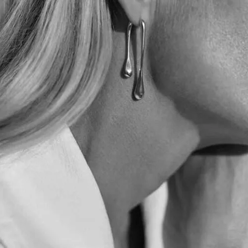 Vista 4 de Aretes colgantes minimalistas con forma de lágrima delantera y trasera para mujeres y niñas, diseño único, línea gruesa chapada en oro de 14