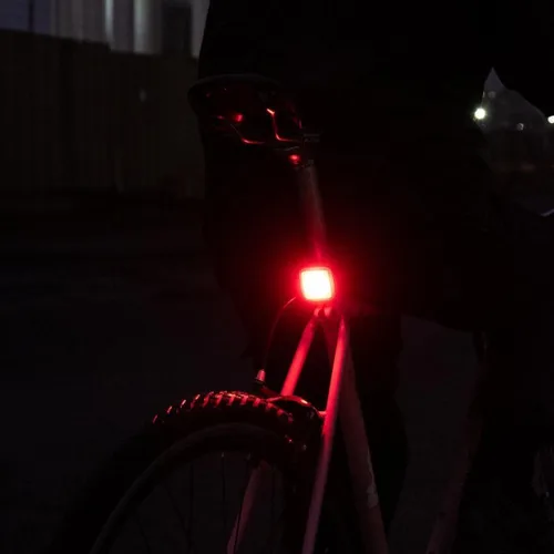 Vista 2 de Knog Blinder - Luz trasera para bicicleta – 100 lúmenes USB recargable, impermeable, 8 modos, se adapta a 0.866-1.260 in, 1,476.4 ft de visibilidad