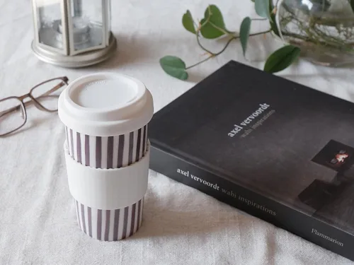 Vista 6 de Millie - Taza de viaje de cerámica con tapa, taza de café reutilizable de 12 onzas, esta taza de café de viaje de cerámica hecha a mano es apta