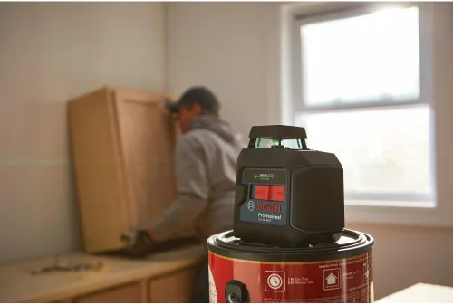 Vista 6 de Bosch GLL50-40G - Láser de línea cruzada autonivelante de haz verde de 360 grados, incluye 4 pilas AA, soporte en L, clip para techo y estuche
