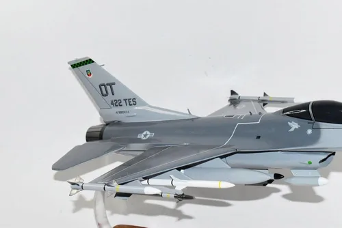 Vista 6 de Lockheed Martin F-16 Fighting Falcon®, escuadrón de prueba y evaluación 422d, modelo a escala de caoba de 18 pulgadas