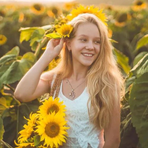 Vista 2 de M MOOHAM Sunflower Gifts for Women Girls - Heart CZ Sunflower Necklace for Women Girls Initial Sunflower Pendant Necklace Sunflower Gifts Sunflower