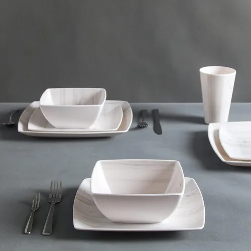 Vista 4 de Juego de vajilla de melamina de 16 piezas con aspecto de madera, tazas cuadradas, vasos de madera de grano de madera, platos de plástico