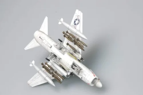 Vista 4 de Hobby Boss HY87209 TA-7C Corsair II Kit de construcción de modelo de avión