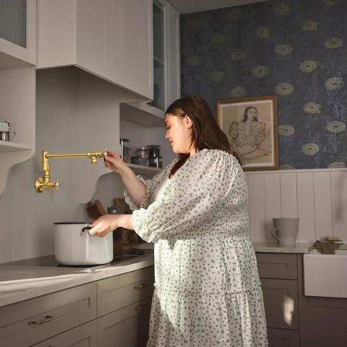 Vista 10 de Moen Grifo de cocina de doble junta montada en pared con brazo oscilante plegable de oro cepillado, S664BG
