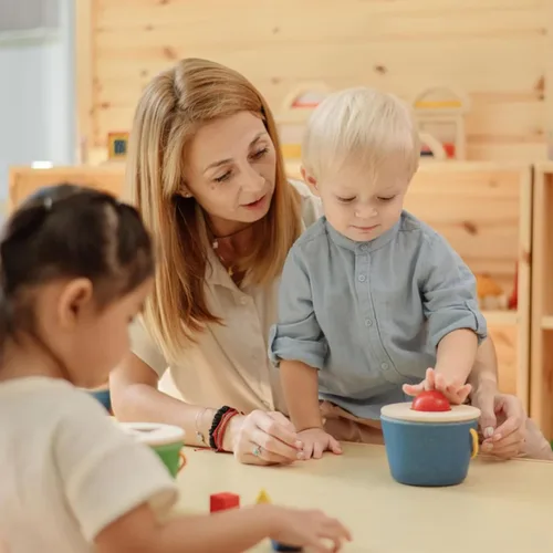 Vista 8 de PlanToys® Pop N Drop Bucket Objeto de Madera Permanencia Juguete para Bebés Cubo Pop 'N' Drop
