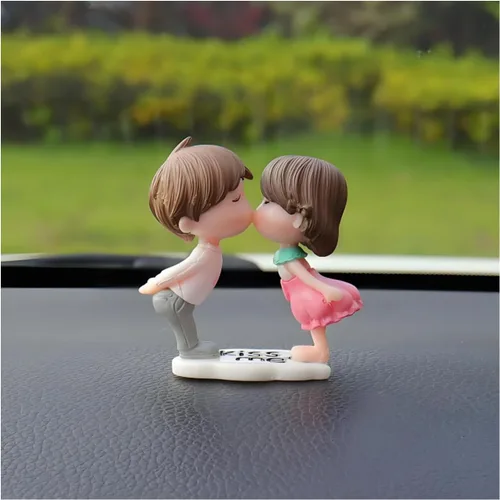Vista 11 de DXNQ Lindas decoraciones de tablero de automóvil para parejas, preciosas figuras de dibujos animados de besos, adorno de automóvil