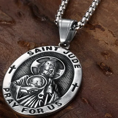 Vista 2 de Collar con colgante de cruz cristiana de San Judas con forma ovalada de acero inoxidable retro