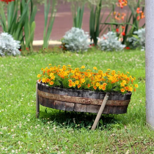 Vista 2 de LikSoor Margarita artificial, 8 paquetes de flores para mamás, plantas resistentes a los rayos UV, flores de seda falsas que no se decoloran