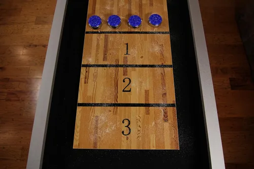 Vista 2 de Mesas de Shuffleboard LED Atomic de 9 pies con superficie de juego recubierta de polímero para una acción suave y rápida de disco y patas