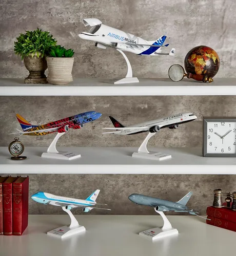 Vista 6 de SkyMarks Southwest 737 MAX 8 IMUA One 1:130 Modelo a partir de 14 años Official Southwest "Imua One" 1:130 model with detailed Hawaiian graphics