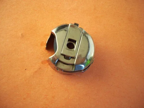 Vista 2 de Bobbin Case 18045 (se adapta a grandes bobinas M)