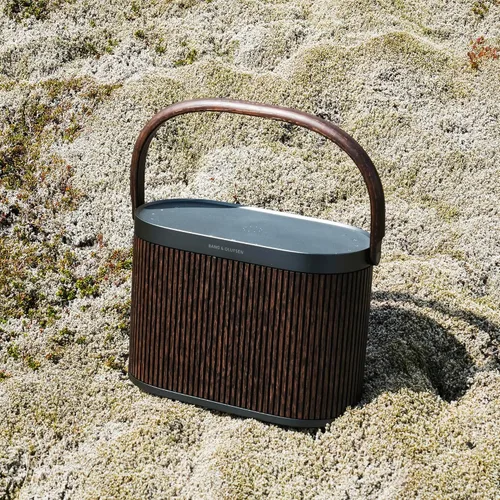 Vista 10 de Bang & Olufsen Beosound A5 - Altavoz Bluetooth portátil con conexión Wi-Fi, correa de transporte, roble oscuro