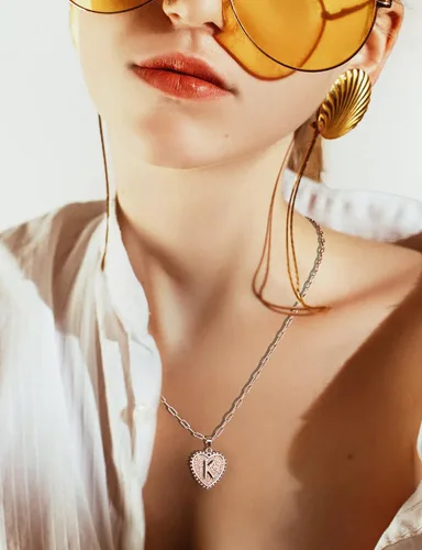 Vista 3 de Collar delicado con inicial en capas de oro de 14 quilates para mujer, dije de letra de corazón, cadena de clip chapada en oro rosa para regalo