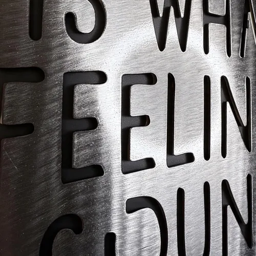 Vista 4 de Top Brass Arte de pared jumbo de metal con púa de guitarra de 16 pulgadas, cita "Music Is What Feelings Sound Like", decoración de pared de acero