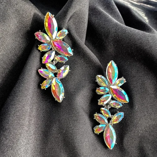 Vista 8 de ASTRUE Aretes iridiscentes con diamantes de imitación brillantes, elegantes aretes colgantes para bodas, fiestas y glamour diario, joyería ligera e