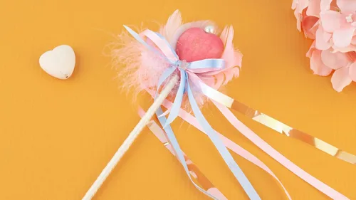Vista 2 de KISSITTY 60 cuentas de corazón de madera natural, 3 tamaños, forma de corazón, sin pintar, cuentas espaciadoras de madera con agujero de 0.079
