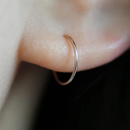 Vista 2 de Aretes de aro huggie pequeños y finos para mujer - Rellenos de oro de 14k o plata esterlina, aros pequeños, aretes de aro de oro ligeros rosa dorado