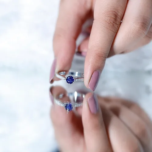 Vista 14 de Anillo de compromiso con solitario mínimo de zafiro azul, redondo de 0.197 in, calidad AAA, joyería inspirada en flores para mujer