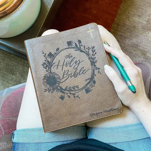 Vista 2 de Biblia grabada a mano con letras y láser NIV Journaling, regalo personalizado, grabado de nombre personalizado disponible