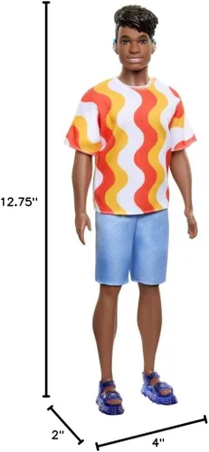 Vista 7 de Muñeco Barbie Fashionistas Ken #220 con audífonos detrás de la oreja y cuerpo ancho usando una camisa de patrón naranja removible, pantalones cortos