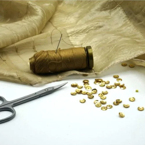 Vista 6 de KIMOBER 16000 lentejuelas sueltas a granel de 0.236 pulgadas, mezcla de 24 colores arcoíris redondas, lentejuelas con agujeros para coser