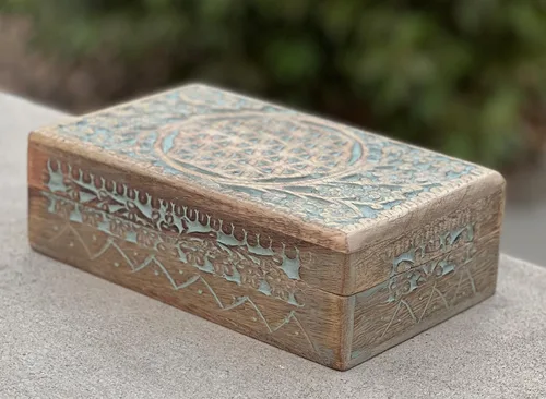 Vista 2 de DharmaObjects - Tarot tallada a mano con diseño de flor de la vida, caja de almacenamiento de madera (turquesa, grande)
