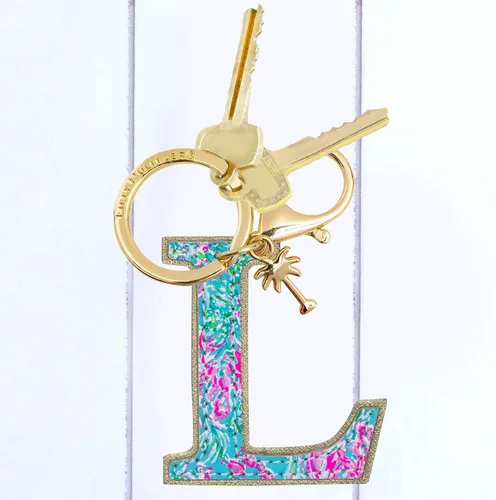 Vista 3 de Lilly Pulitzer Llavero con inicial de cuero sintético, dije de bolso con letras para mujer