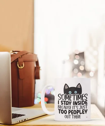 Vista 4 de ODDITEES Taza de café con texto en inglés «Sometimes I Stay Inside Because It's Just Too Peopley Out There», color blanco