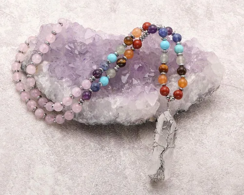 Vista 2 de Jovivi Collar con cristales curativos de 7 chakras naturales envueltos en alambre de cuarzo transparente colgante de árbol de la vida curativo