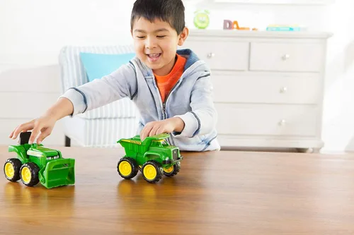 Vista 4 de John Deere Juego de vehículos, incluye camión volquete de juguete y juguete de tractor con cargador, juguetes para niños al aire libre, juguetes