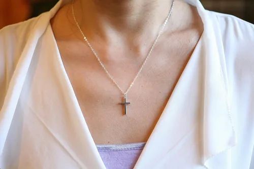 Vista 3 de EFYTAL Collar de cruz pequeña para mujeres y niñas, regalos cristianos para Pascua, primera comunión, confirmación, bautismo, plata de ley, joyería