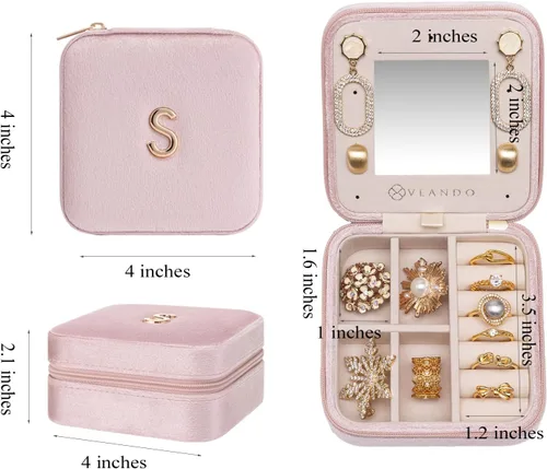 Vista 5 de Vlando - Joyero pequeño para viajes, estuche organizador de exhibición para guardar anillos, aretes y collares, terciopelo suave seleccionado, letra