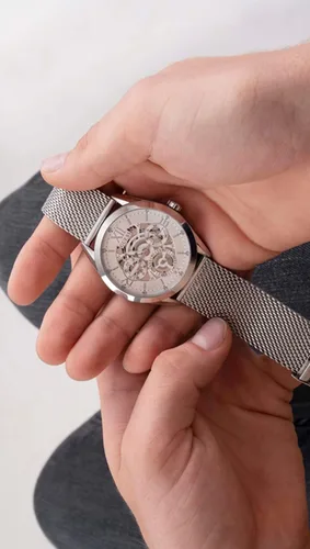 Vista 5 de GUESS US Men's Silver-Tone Watch, one