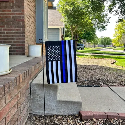 Vista 4 de AMZFLAG Bandera de jardín de línea azul fina de 12 x 18 pulgadas, banderas bordadas de jardín de policía para exteriores, bandera americana pequeña